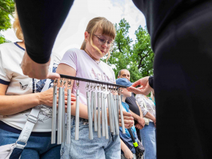 У Запоріжжі на Дереві пам’яті встановили 85 нових дзвіночків