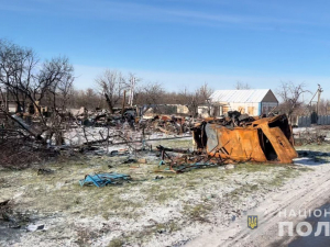 Скрізь руїни, все покинуто: запорізькі поліцейські вивезли жінок із села на лінії вогню - відео