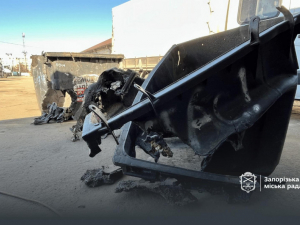 У Вознесенівському районі невідомі підпалили сміттєві баки на бульварі Центральному та вулиці Перемоги.