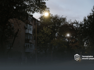 На одній з вулиць  Запоріжжя з’явилося сучасне вуличне освітлення після 20 років темряви (фото, відео) 