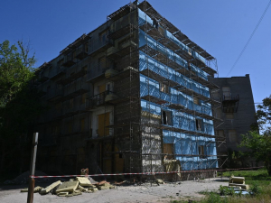 У Запоріжжі триває відновлення багатоповерхівки, яку росіяни двічі обстріляли (фото)
