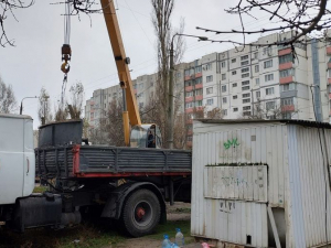 У спальному мікрорайоні Запоріжжя демонтували кіоск, який працював без документів - фото