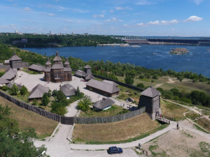 Після обміління Дніпра Хортиця всіяна різним сміттям – коли і як можна допомогти з прибиранням (фото)