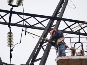 Працювали усі вихідні: в Запорізькій області після масованих ворожих обстрілів енергетики відновили електропостачання