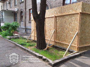 У Запоріжжі прибрали паркан, який перегородив виїзд з дому волонтерці на інвалідному візку