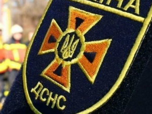 У Запоріжжі чоловік заліз на дах будинку і не зміг спуститися: подробиці