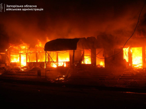 «Було чисто й людно, а сьогодні — уламки»: що розповідають очевидці нічного удару по Запоріжжю (фото, відео)