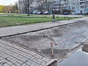 У спальному районі Запоріжжя самовільно облаштували парковку, яку не узгодили з патрульними – фото