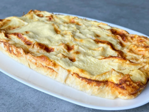 М’який, ніжний та соковитий: як нашвидкуруч приготувати пиріг із лаваша (відео)
