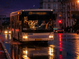 У Запоріжжі поліцейські охорони затримали чоловіка, який під час поїздки у маршрутному автобусі влаштував дебош