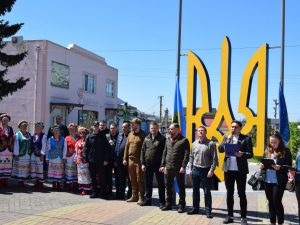 У селищі Запорізького району відкрили патріотичну інсталяцію - фото