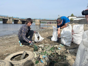 На запорізькому пляжі вода відійшла від берега та оголила купу сміття - добровольців звуть на прибирання