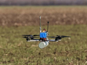 У Запорізькому районі FPV-дрон атакував цивільне авто: загинула жінка, чоловік поранений. Також фермер із Комишувахи пережив атаку «Гербери».