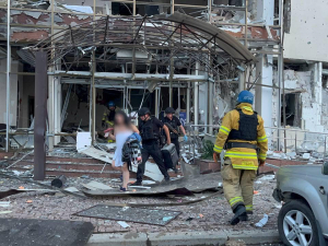 Врятували з-під завалів: у Запоріжжі поліцейські охорони допомогли дівчині евакуюватися зі зруйнованого готелю