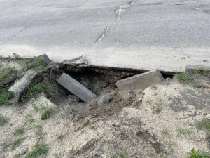 У Запоріжжі після заміни водопровідних труб провалився бордюр - фото