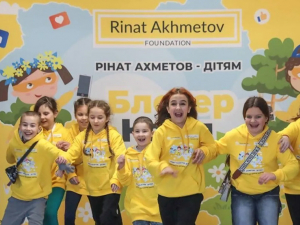 «Нарешті почую від донечок заповітне – мама і тато»: 4-річні сестри-близнючки з Чернігівщини отримали слухові апарати від Фонду Ріната Ахметова