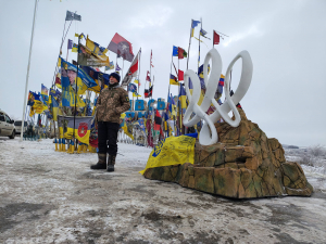 Символ єдності серед бойових прапорів: біля Оріхівської стели встановили нову скульптуру (фото)