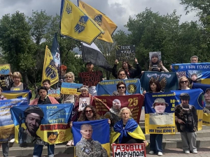 Із прапорами та плакатами: у Запоріжжі провели акцію та автопробіг на підтримку військовополонених (фото, відео)