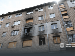 Відновлення зруйнованого: у Запоріжжі розпочали відбудову будинку, який постраждав від російського удару (фото, відео)