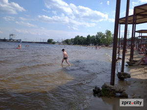 Запливла на середину Дніпра - у Запоріжжі рятувальники намагалися допомогти жінці, але отримали відмову (відео)