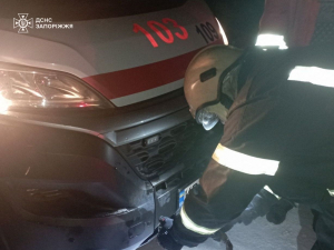 Сніг і ожеледиця зупинили "швидку" - у Запоріжжі рятувальники витягували авто з пастки негоди (фото)