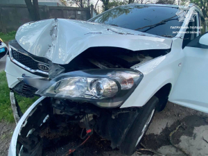 Не впорався з керуванням - у Запоріжжі п'яний водій іномарки врізався в дерево (фото)