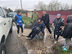 Нове життя у Запоріжжі - гуманітарна місія евакуювала чоловіка з інвалідністю з Любицького (фото)