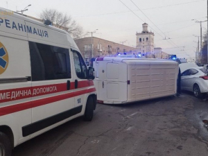 В центрі Запоріжжя мікроавтобус зіткнувся з двома легковиками - фото, відео