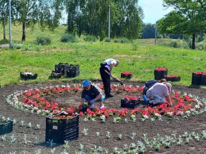 Подарунок містянам - волонтер виростив квіти для одного із запорізьких парків (фото)