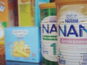 Мешканці окупованого міста Запорізької області можуть безкоштовно отримати дитяче харчування та памперси