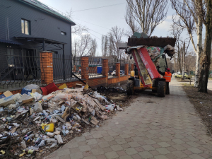 У центрі Запоріжжя після скарг містян прибрали великий смітник - фото