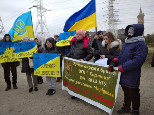  Головна мета - повернути хлопців додому: у Запоріжжі рідні оборонців Маріуполя висадили нову алею дерев - фото