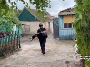 Молилися за тишу - на Запоріжжі поліцейські евакуювали мешканців із зони бойових дій (відео)