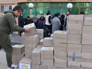 У Запоріжжі Фонд Ріната Ахметова передає переселенцям з гарячих точок продуктові набори