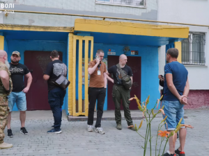 Байдужість замість вдячності – у Запоріжжі мешканці багатоповерхівки блокують встановлення підйомника для ветерана (відео)