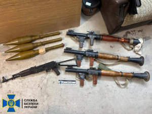 З передової на чорний ринок: у Запоріжжі затримали військового, який торгував зброєю
