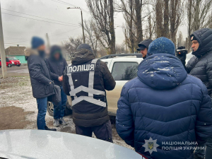 Чоловік продав автомат за 120 000 гривень і одразу потрапив до рук запорізьких поліцейських - подробиці справи 