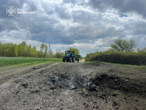 У Запорізькому районі російська авіабомба впала просто біля трактора — постраждав працівник фермерського господарства