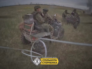 Вісім росіян на квадроциклах атакували через відкрите поле на Запорізькому напрямку, але два дрони вразили шістьох і три машини.