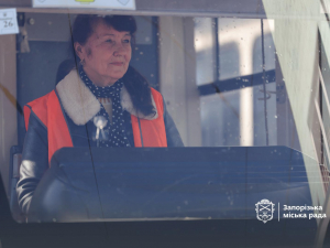 "В автопарку, звичайно, всі здивувалися" - запорізькі жінки давно водять трамваї, а дехто вчиться й на керманича автобуса