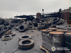 На Запоріжжі викрили нелегальне виробництво пального з автомобільних шин, фото: Нацполіція