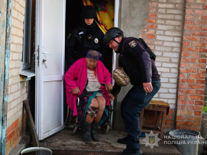 Не хотіла виїжджати до останнього — запорізькі поліцейські евакуювали літню жінку з прифронтового села (фото, відео)