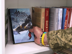 80 книжок для душі - у лікарні Запоріжжя з’явилася нова «Книжкова поличка для військових» (фото)