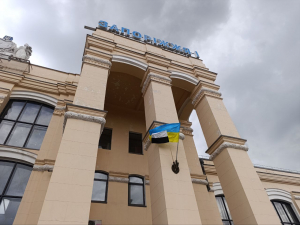 Над запорізьким залізничним вокзалом підняли чорно-білий "Прапор надії" (фото)