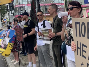 «Тільки разом ми сила» - у Запоріжжі до акції на підтримку військовополонених долучився звільнений захисник (фото)