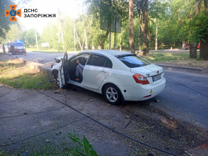 У Запоріжжі легковик влетів у стовп - постраждав водій