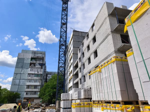 Працюють в посиленому темпі - як просувається відбудова двох багатоповерхівок на вулиці Запорізькій (фото)