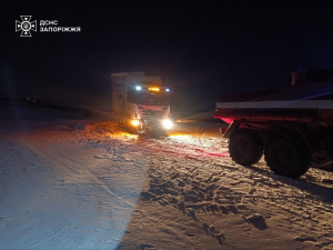 Застряг на дорозі: на Запоріжжі рятувальники прийшли на допомогу водію вантажівки у новорічну ніч (фото)