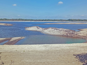 Нові знахідки на Дніпрі: у Запоріжжі з-під води з'явилася дамба з колотого граніту