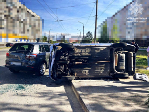 У Запоріжжі п'яний водій зніс припарковану автівку та перекинувся - фото